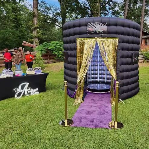Inflatable structure for 360 photobooth